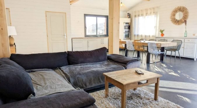 salon-vue-cuisine-villa-de-louis-1024x771